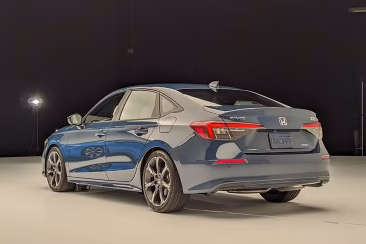 Honda Civic tại Việt Nam hiện được bán chính hãng với giá từ 730 triệu đồng, riêng phiên bản Type R có giá bán gần 2,4 tỷ đồng.