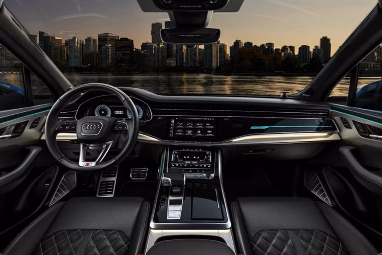 Ngoài hệ thống đèn mới, mẫu xe SUV Audi Q7 2025 còn có lưới tản nhiệt được thiết kế lại góc cạnh hơn và cản trước thể thao hơn được lấy cảm hứng từ phiên bản Q8.