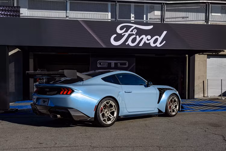 Chúng tôi đã hứa rằng chiếc xe này có thể hoàn tất một vòng đường đua Nurburgring dưới 7 phút và hy vọng khách hàng sẽ sớm được trải nghiệm điều này.”, ông Greg Goodall cho biết thêm.