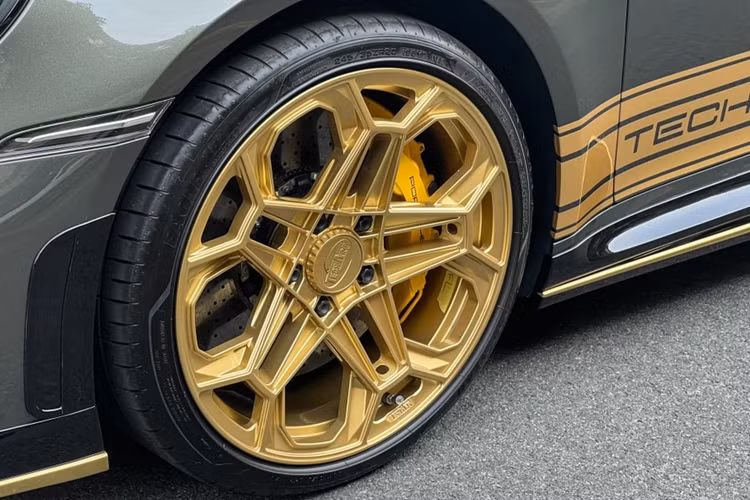 Những chi tiết ngoại thất của gói độ Tech Art trên Porsche 911 Carrera S có thể kể đến như la-zăng, cánh gió sau, hệ thống ống xả...