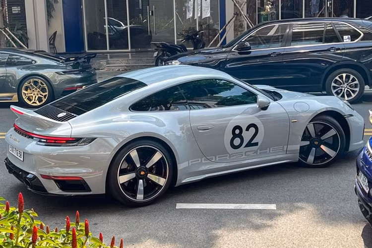 Điểm nhấn đáng chú ý là chiếc Porsche 911 Sport Classic của tay chơi siêu xe Cường Đô la. Chiếc xe dễ dàng được nhận ra với số 82 trên cánh cửa. 911 Sport Classic có số lượng giới hạn 1.250 chiếc trên toàn cầu.