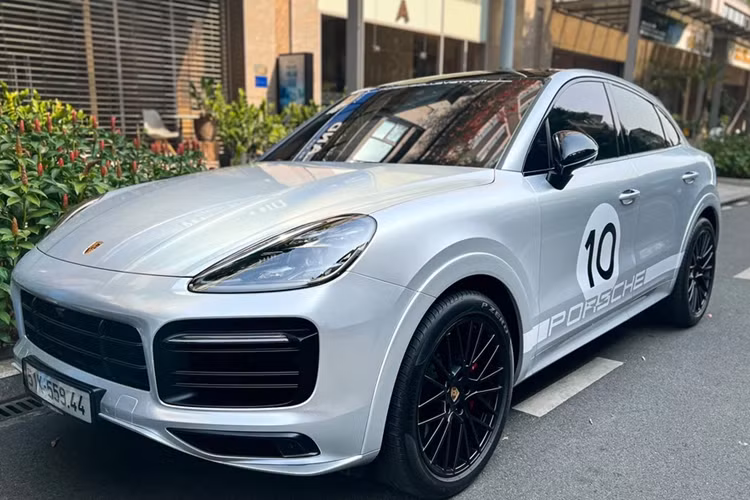 Trên phiên bản cao nhất Turbo GT, xe có khả năng tăng tốc 0-100 km/h trong 3,3 giây và đạt tốc độ tối đa 305 km/h. Giá bán khởi điểm của Porsche Cayenne là 5,56 tỷ đồng.