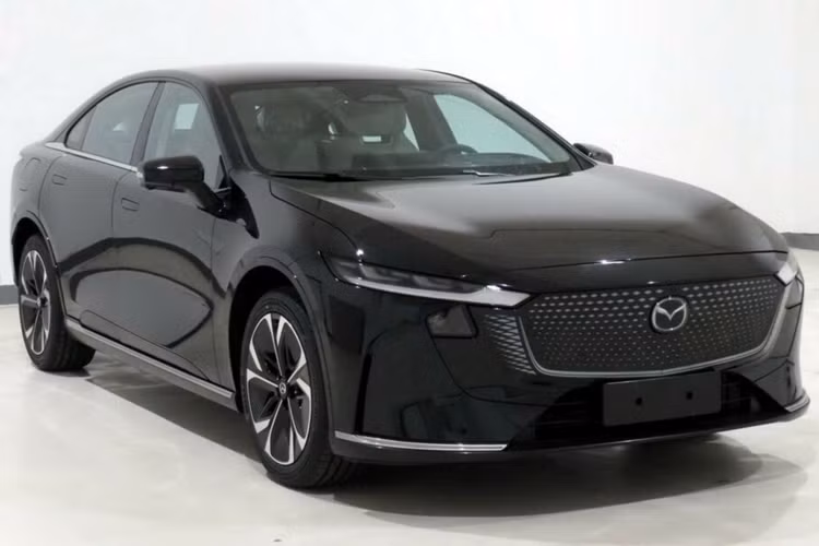 Mazda đã trình làng EZ-6 hoàn toàn mới tại Auto China vào tháng trước nhưng ở thời điểm đó, thương hiệu vẫn chưa tiết lộ các thông tin về các biển thể hệ truyền động. Tuy nhiên ở thời điểm hiện tại, thương hiệu đã hé lộ rằng mẫu xe Mazda EZ-6 2025 mới sẽ có hai hệ truyền động khác nhau.