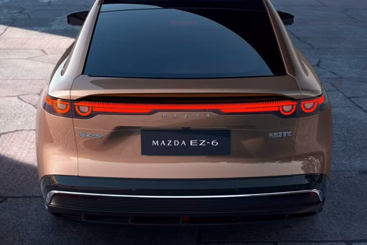 Điều này phù hợp với thông tin trước đó hãng xe này cho biết xe sẽ có hai phiên bản của Mazda EZ-6, một chiếc xe điện chạy pin (BEV) và một chiếc xe điện khí hóa plug-in hybrid (PHEV).