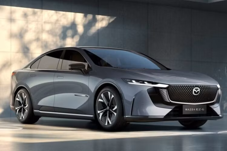 Phiên bản đầu tiên của Mazda EZ-6 hoàn toàn mới được trang bị động cơ điện có khả năng sản sinh công suất 255 mã lực và tốc độ tối đa có thể đạt mức khoảng 170 km/h. Được biết, bộ pin trên xe sẽ là loại pin lithium iron phosphate.