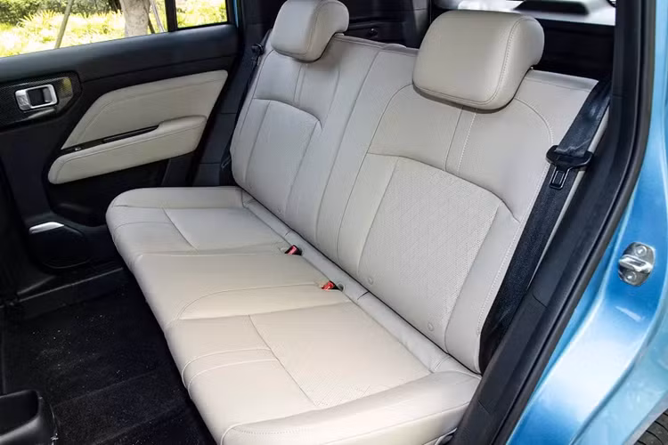 Bên cạnh đó là 28 hộc chứa đồ được đặt rải rác trong xe và khoang hành lý có thể tích 385 lít. Nếu hàng ghế sau gập xuống, con số này sẽ tăng lên 1.715 lít.
