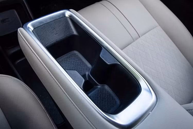 Không chỉ rộng hơn, thiết kế nội thất của Baojun Yep Plus còn được điều chỉnh so với bản 3 cửa. Xe không được trang bị màn hình cỡ lớn trên mặt táp-lô, tích hợp bảng đồng hồ kỹ thuật số và màn hình cảm ứng trung tâm như bản 3 cửa. Thay vào đó, bảng đồng hồ và màn hình thông tin giải trí của xe được tách rời.