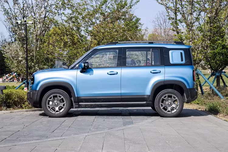 Trước thời điểm đó, Baojun Yep Plus 2024 mới đã lộ diện hoàn toàn. Theo thương hiệu Baojun của liên doanh SAIC-GM-Wuling, sự ra đời của Yep Plus sẽ giúp mở rộng tập khách hàng cho mẫu xe điện này. So với bản 3 cửa, Baojun Yep Plus đương nhiên có kích thước lớn hơn.