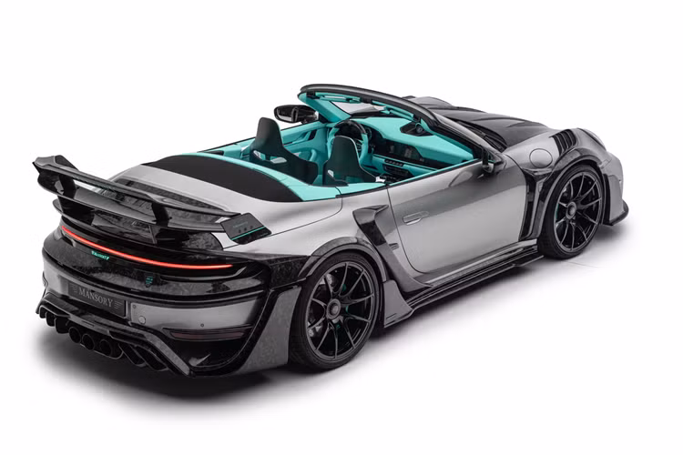 Hiện tại, mức giá xe Mansory P9LM EVO 900 Cabrio độ này vẫn chưa được tiết lộ. Được biết thông thường, những chiếc xe độ từ Mansory sẽ có giá bán cao hơn đáng kể so với mẫu xe nguyên bản.