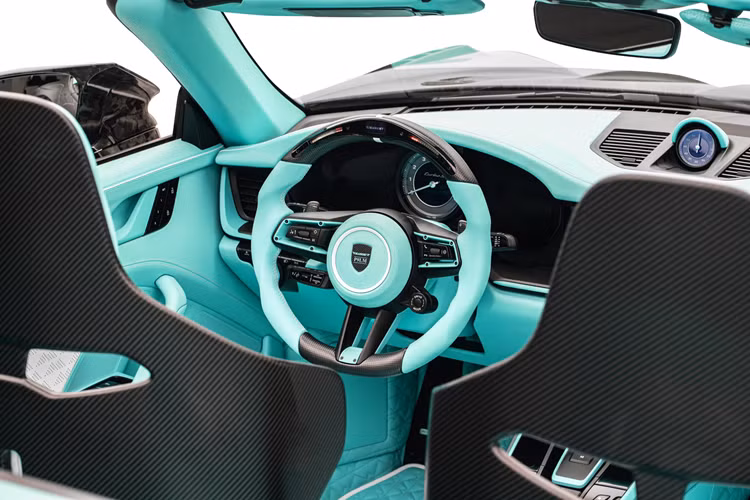 Mansory đã nâng cấp cho xe bộ tăng áp VTG lớn hơn, ống xả 98 mm có nắp xả và bộ làm mát khí nạp bằng nước. Các kỹ sư cũng làm lại hệ thống ống xả từ đầu và lắp đặt thiết lập ba ống, với ống xả từ mỗi dãy xi-lanh gộp lại thành một ống xả lớn.