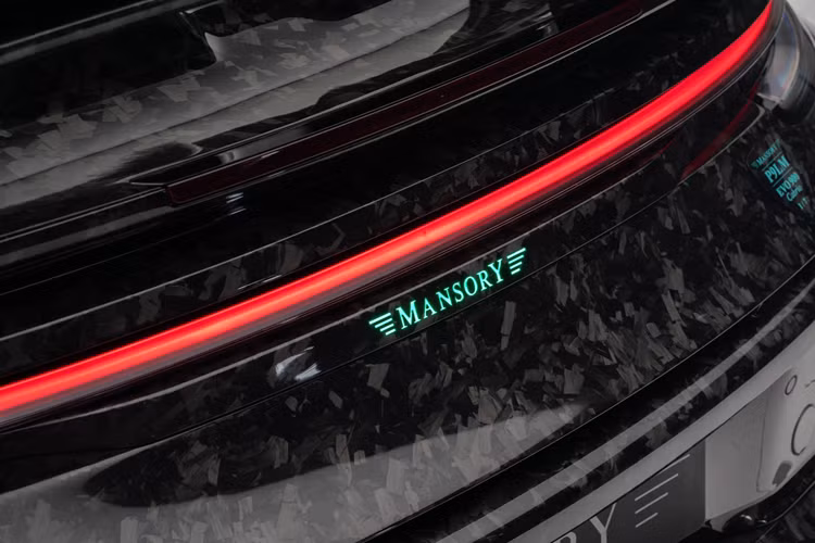 Bước vào khoang nội thất, P9LM EVO 900 Cabrio cũng đem tới sự bất ngờ cho người lái với toàn bộ các chi tiết được bọc da màu xanh nhạt, điểm xuyết bằng một vài chi tiết bọc da màu trắng đục lỗ.