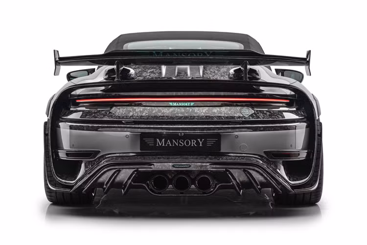 Ngoài ra, chiếc xe được trang bị bộ ghế đua siêu nhẹ với khung ghế được làm bằng carbon trần, lót đệm một số chi tiết da nhằm đảm bảo sự êm ái cho người lái và hành khách. Phần vô lăng của xe cũng được nâng cấp với thiết kế góc cạnh thể thao hơn.