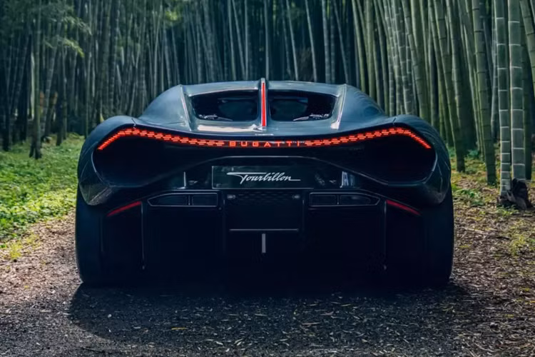 “Mối quan hệ của Nhật Bản với Bugatti sâu sắc hơn sự ngưỡng mộ đơn thuần”, chủ tịch Bugatti Christophe Piochon cho biết. “Với hơn 25 mẫu xe Bugatti đã xuất hiện trên đường phố Nhật Bản, đất nước này đã tự khẳng định mình là một ngôi nhà quan trọng cho thương hiệu Pháp.