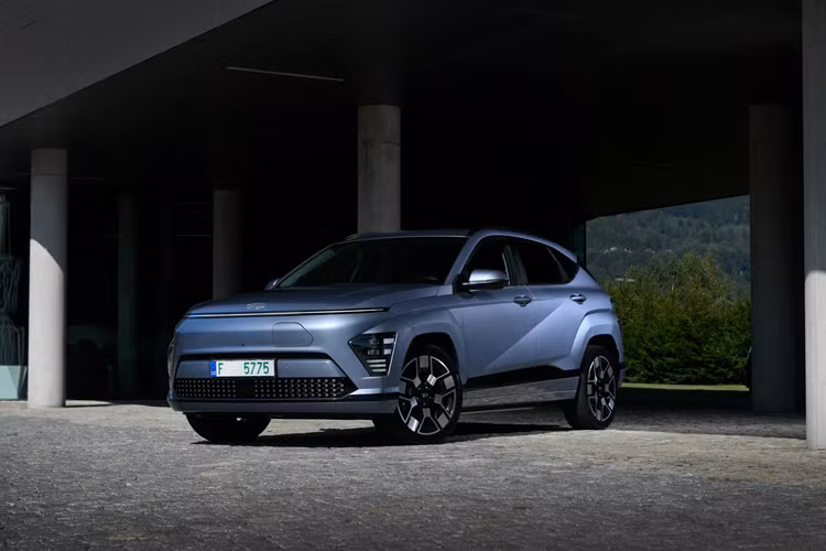 Cung cấp sức mạnh cho Hyundai Kona Electric 2024 là một mô-tơ điện có công suất tối đa khoảng 154 mã lực ở bản Standard Range và 214 mã lực ở bản Long Range trong khi mô-men xoắn cực đại đạt 255 Nm. Các phiên bản Long Range được trang bị pin 66 kWh, cung cấp phạm vi hoạt động 549 km (Signature) hoặc 602 km (Prime).