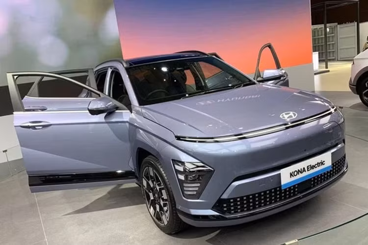 Bên cạnh đó, Hyundai Kona Electric 2024 còn được trang bị hệ thống thông tin giải trí ccNC thế hệ mới, hỗ trợ các tính năng dành riêng cho ô tô điện như tối ưu hóa hệ thống đèn nội thất, sưởi ấm/làm mát pin, điều hòa nhiệt độ để tiết kiệm điện và lên lộ trình cho xe.