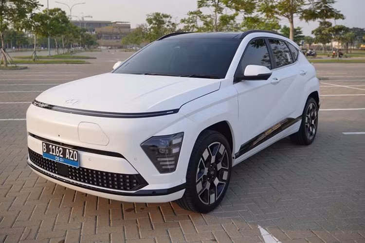 Cuối cùng, các bản Standard Range đều dùng pin lithium-ion 48,9 kWh, cho phạm vi di chuyển ở mức 448 km theo chu trình thử nghiệm NEDC. Hiện chưa rõ sau Indonesia, Hyundai Kona Electric có được giới thiệu tại thị trường Việt Nam.