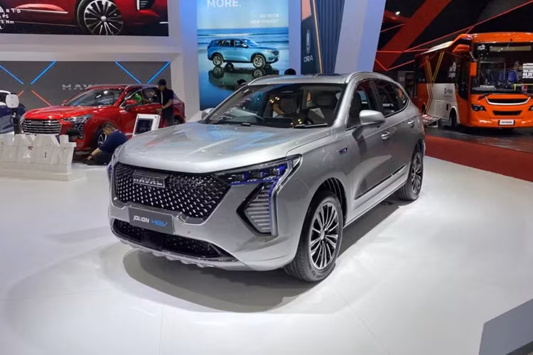 Nếu xét về mức giá xe Haval Jolion thì mẫu xe hybrid hạng B này dễ tiếp cận nhất, trong khi đó để sở hữu Corolla Cross Hybrid số tiền cần bỏ ra lên đến 950 triệu. Haval Jolion Hybrid có kích thước tổng thể dài 4.472 mm, rộng 1.841 mm và cao 1.574 mm; chiều dài cơ sở 2.700 mm.