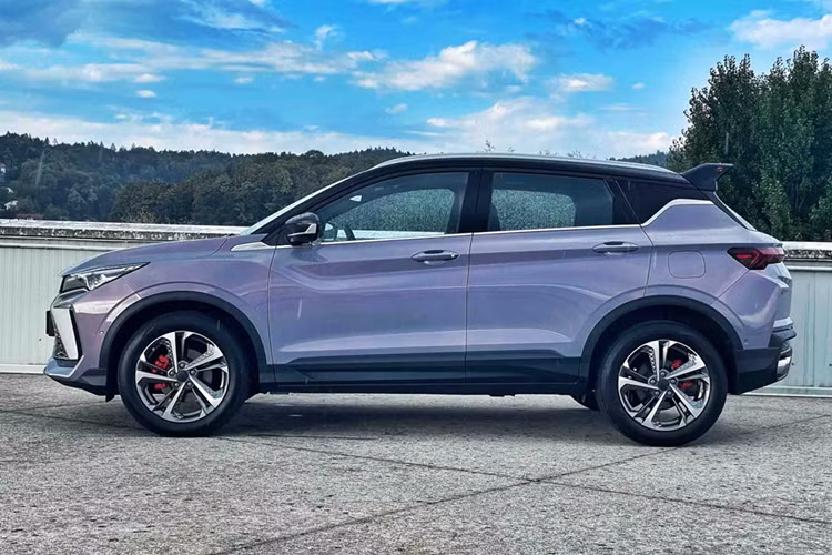Geely Coolray 2025 mới vốn được biết đến dưới cái tên khác là Proton X50 ở thị trường Malaysia. Trước đó, vào ngày 16/12/2024, ông Jerry Gan, CEO của Geely, đã hé lộ việc xuất khẩu lô xe Coolray sản xuất tại Malaysia sang Việt Nam. Lô xe này bao gồm 200 chiếc Geely Coolray tay lái thuận (bên trái).