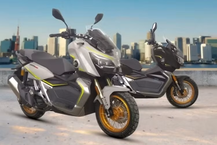 Mẫu xe ga QJ Motor ATR 160 sở hữu ngoại hình đồ sộ mang kiểu dáng adventure. Phần đầu xe được thiết kế bề thế tích hợp kính chắn gió có thể điều chỉnh thông qua công tắc điện trên tay lái.