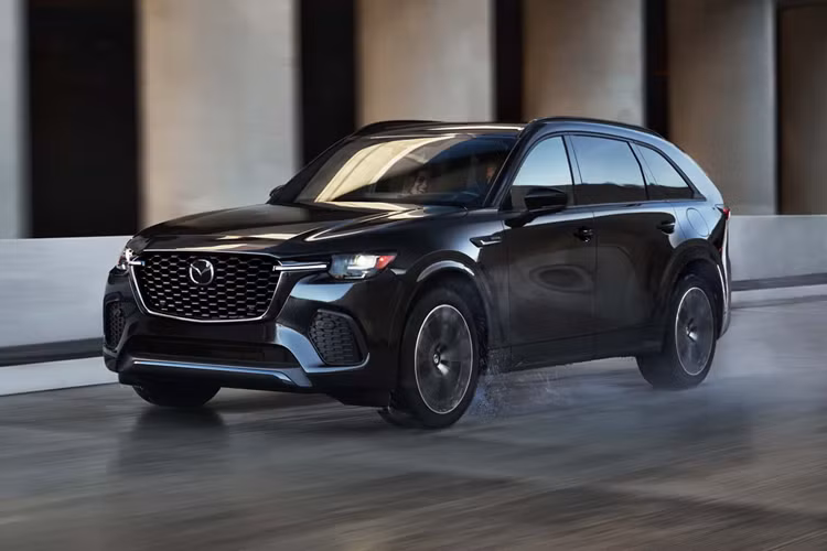 Sự xuất hiện của Mazda CX-70 2025 mới nằm tăng cường sự hiện diện của thương hiệu Nhật Bản trong phân khúc SUV cỡ trung. Nói cách khác, CX-70 chính là CX-90 nhưng không có hàng ghế thứ 3 nên mẫu xe này chỉ dành cho 5 người.