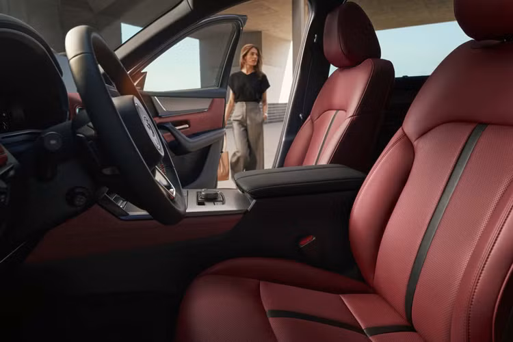 Mazda CX-70 cũng có hệ thống hỗ trợ người lái như kiểm soát hành trình tự động và giữ làn đường… Tuy nhiên nếu người lái không phản ứng khi có cảnh báo, xe sẽ dừng trong làn đường và bật đèn cảnh báo.