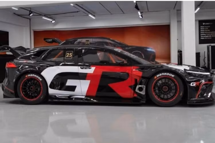 Mới đây, Toyota Corolla phiên bản đua đã tham gia giải Nürburgring 24 giờ và thậm chí đã giành chiến thắng trong hạng mục của mình. Cụ thể, đó là phiên Toyota Corolla bản Altis GR Sport HEV (hybrid) bước lên bục vinh quang. Giờ đây, một chiếc xe đua Corolla sắp ra mắt và nó được dựa trên một mẫu mã mà ít ai ngờ tới.