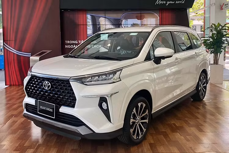 Mẫu MPV này nổi bật với thiết kế hiện đại, trẻ trung. Ngoài ra, xe còn có những tính năng như đèn pha LED, màn hình thông tin giải trí 9 inch, màn hình giải trí 9 inch và phanh tay điện tử. Đặc biệt, Veloz Cross còn là mẫu xe hiếm hoi trong phân khúc sở hữu gói công nghệ an toàn với nhiều tính năng hiện đại.