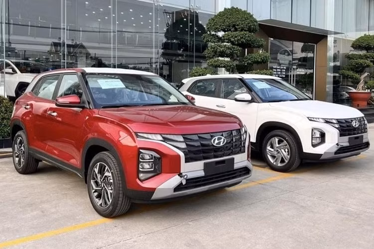  Hyundai Creta: Doanh số 10.219 xe trong 9 tháng Sau khoảng 7 năm vắng bóng, Hyundai Creta đã quay trở lại thị trường Việt Nam vào tháng 3/2022. Chỉ trong vòng 9 tháng, mẫu xe này đã ghi nhận doanh số 10.219 xe và cùng Kia Seltos cạnh tranh vị trí đứng đầu phân khúc xe gầm cao hạng B.