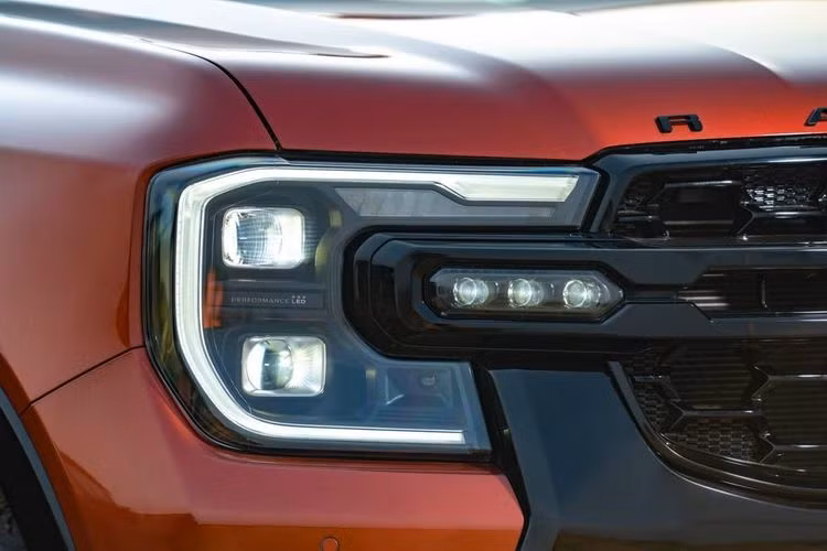 Về trang bị trang bị an toàn, mẫu xe bán tải Ford Ranger Stormtrak sở hữu gói an toàn chủ động ADAS đi cùng các tính năng như phanh đĩa thông gió trên cả 4 bánh, 7 túi khí, cảm biến khoảng cách đỗ xe trước/sau, camera 360 độ, hệ thống chống bó cứng phanh ABS