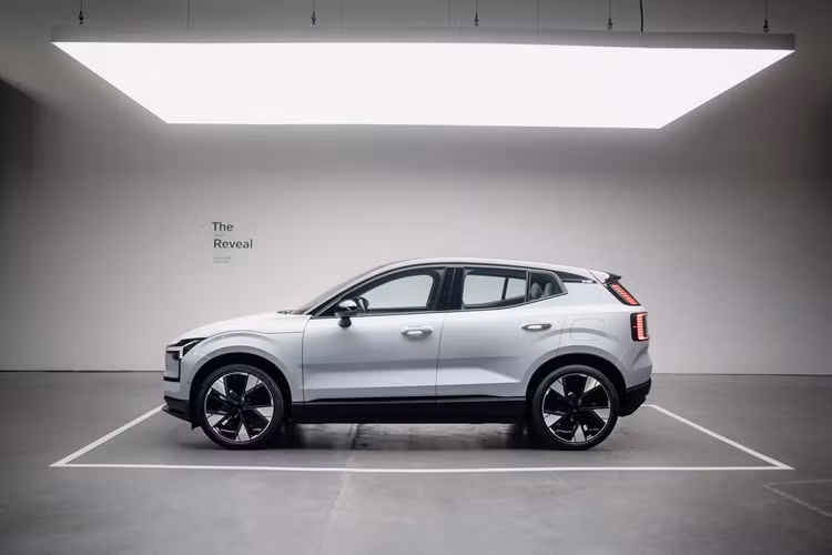 Tuy nhiên, EX30 sẽ được cho ra mắt sớm hơn dự kiến vì Volvo thông báo rằng quy trình giao hàng sẽ bắt đầu vào cuối năm nay. Những khách hàng đã đặt hàng trước mẫu xe này hiện đã được cái đại lý mời định cấu hình chiếc xe điện crossover của họ và Volvo cho biết “việc bàn giao một số mẫu xe được chọn” sẽ bắt đầu trong những tuần tới.