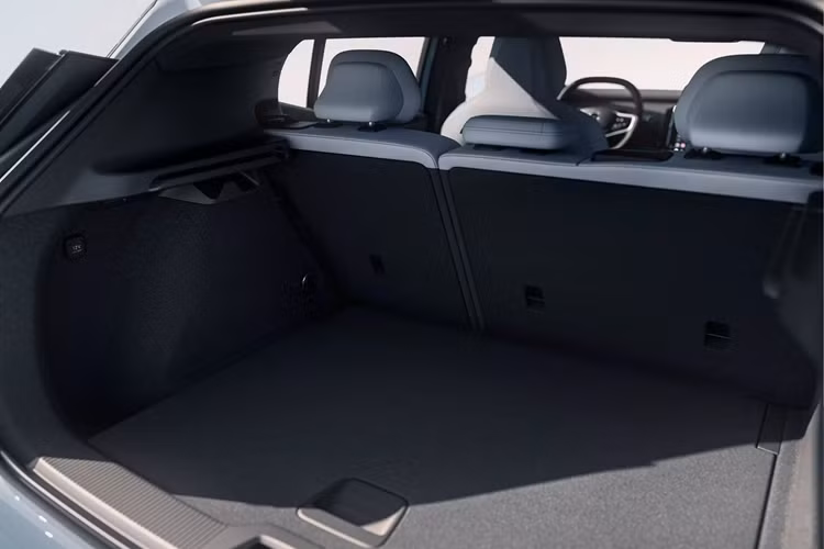 Điều này cho phép chiếc Crossover có khả năng tăng tốc từ 0 – 96 km/h chỉ trong vòng 3,4 giây và có phạm vi hoạt động theo chu trình thử nghiệm EPA là 407 km mỗi lần sạc. Khi pin năng lượng còn lại ở mức thấp, xe sẽ có khả năng sạc nhanh DC 153 kW cho phép pin sạc từ 10% đến 80% trong khoảng 26 phút.