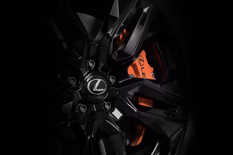 Phiên bản này được chế tạo dựa trên phiên bản Premium và bổ sung thêm các chi tiết F Sport bao gồm tấm chắn phía trước, lưới tản nhiệt và đường viền phía sau. Mẫu xe còn được trang trí thêm chi tiết trang trí bằng gỗ có lỗ màu đen và bộ mâm xe 21 inch sơn đen. 