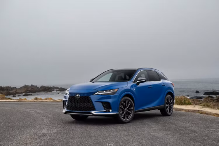 Mức giá xe Lexus RX 2025 sẽ công bố và cập bến các đại lý Mỹ vào cuối năm nay, gần thời điểm ra mắt. Tuy nhiên, dự kiến mẫu xe sẽ có giá cao hơn một chút so với mẫu xe tiền nhiệm có giá khởi điểm là 49.950 USD.