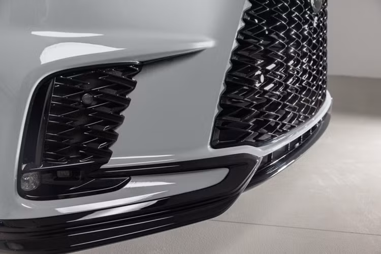 Ngoại thất của mẫu xe SUV Lexus RX 2025 được hoàn thiện với bộ mâm xe 21 inch màu đen tương phản với bộ cùm phanh màu cam. Ngoài ra, xe cũng được trang bị khoang nội thất hai tông màu với màu đen chủ đạo có đường khâu tương phản màu xám.