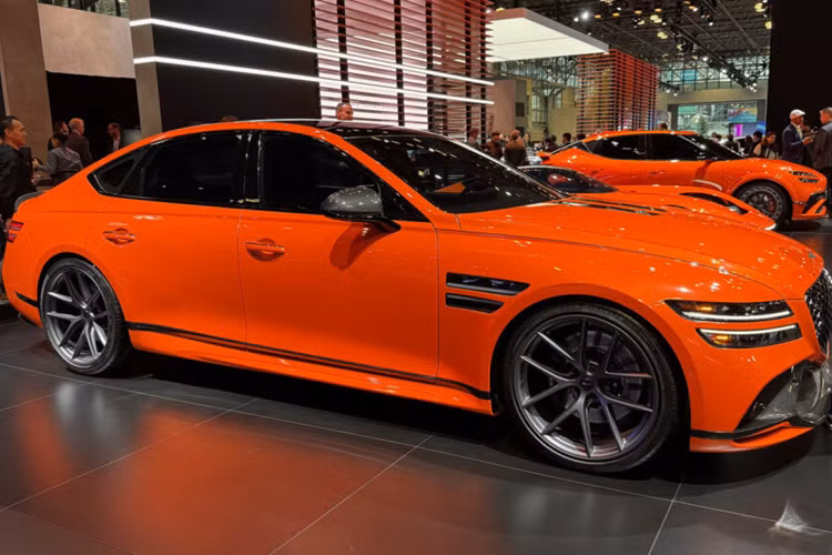 Genesis G80 Magma Special màu cam đặc biệt lần đầu tiên xuất hiện trên mẫu concept SUV GV80 Coupe năm ngoái. Về ngoại thất, chiếc sedan thể thao được trang bị bộ body kit độc đáo với hốc bánh xe phía trước và sau rộng hơn, mang lại dáng vẻ thể thao hơn cho chiếc xe.