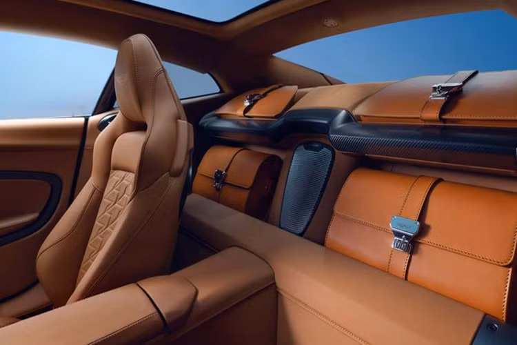Những điểm nổi bật khác bao gồm các ghế trước chỉnh điện 16 hướng bọc da Alcantara hoặc Aniline, hệ thống âm thanh Bowers &amp; Wilkins 15 loa và mặt taplo ốp gỗ.