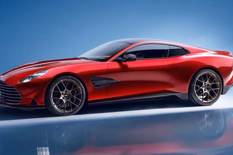 Nổi bật ở phần đầu xe Aston Martin Vanquish thế hệ mới là lưới tản nhiệt hình vỏ sò có kích thước lớn hơn 13% so với chiếc DBS 770 Ultimate giúp tối ưu khả năng làm mát cho khối động cơ V12. Cụm đèn pha LED Matrix kiểu phân tầng, tương tự DB12 và Vantage.