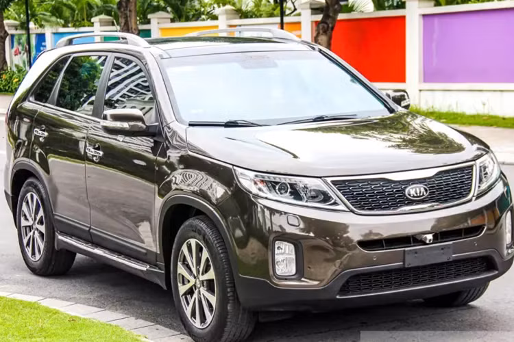 Trên thị trường xe cũ, Kia Sorento đời 2014-2015 đang có giá dao động 430-450 triệu, rẻ hơn đáng kể so với Hyundai SantaFe hoặc Mazda CX-5 cùng đời có giá trên dưới 500 triệu đồng. Đắt hàng hơn đó là Honda CR-V, nhiều đại lý chào bán mẫu xe gầm cao của Honda lên tới hơn 500 triệu cho đời 2014, với CR-V 2015 con số này là hơn 550 triệu.