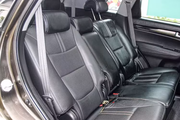 Chia sẻ nền tảng với Hyundai SantaFe nên Sorento cũng có 2 lựa chọn động cơ xăng 2.4 (172 mã lực, 226 Nm) và động cơ diesel 2.2 lít (195 mã lực, 437 Nm). Hộp số tự động 6 cấp là trang bị tiêu chuẩn ở Sorento đời này.