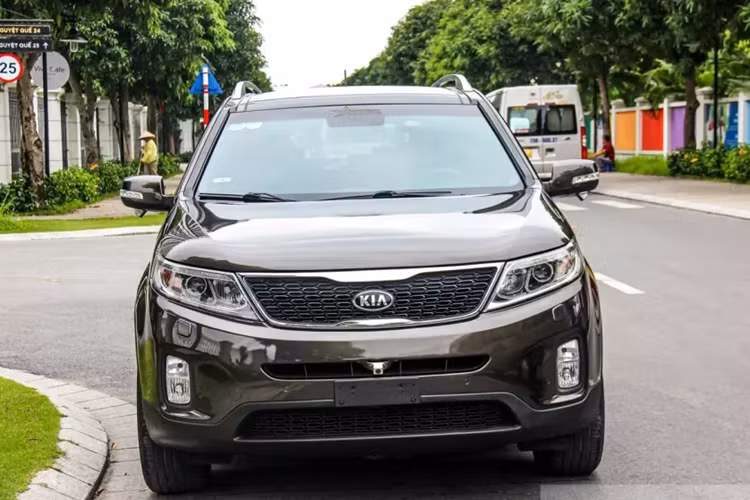 Hệ thống an toàn của xe cũng khá đầy đủ với hệ thống cân bằng điện tử, hỗ trợ đổ đèo, xuống dốc, ga tự động, camera lùi, cảm biến lùi.