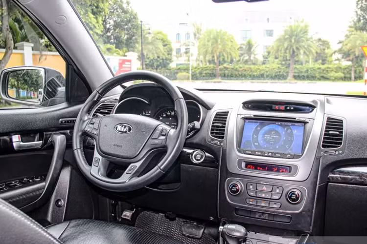 Có thể thấy Kia Sorento 2014 giá rẻ hơn đáng kể so với các mẫu xe đối thủ. Mặt khác, kiểu dáng Sorento không được bền dáng như Hyundai SantaFe hay Honda CR-V, xe lỗi mốt khá nhanh.