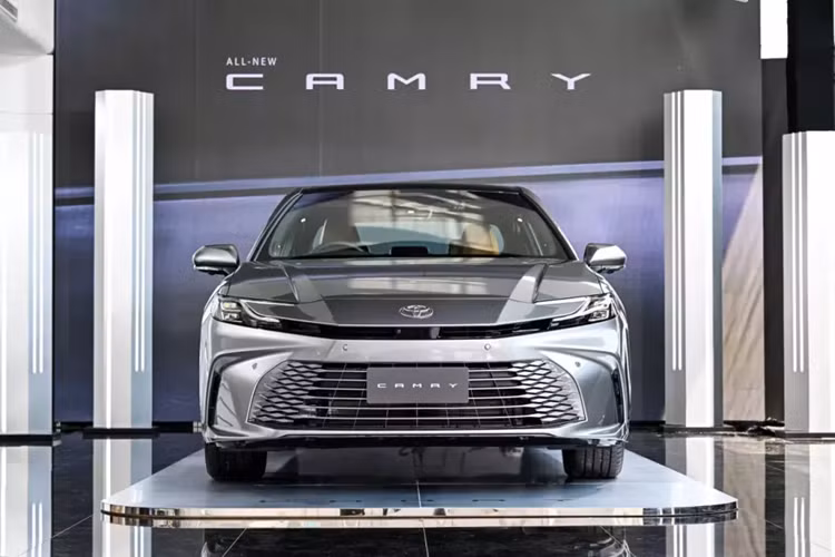 Ngày 10/10/2024 vừa qua, hãng Toyota đã chính thức giới thiệu thế hệ mới của dòng xe Camry tại thị trường Thái Lan. Đây là thị trường Đông Nam Á thứ hai đón nhạn mẫu sedan hạng D này, sau Singapore. Toyota Camry 2025 mới tại thị trường Thái Lan được chia thành 3 phiên bản, bao gồm Smart, Premium và Premium Luxury.