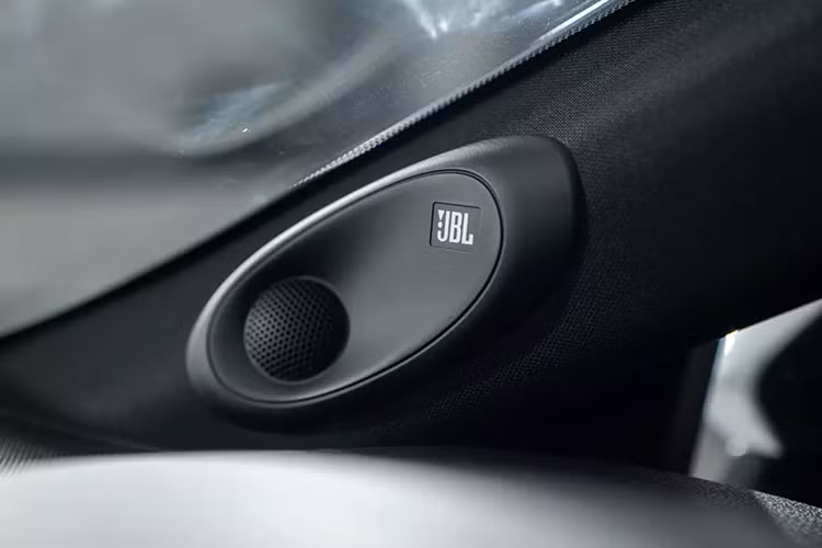 Cảnh báo áp suất lốp, cảnh báo tiền va chạm tích hợp phanh tự động, hệ thống kiểm soát hành trình thích ứng ở mọi dải tốc độ, tự động giảm tốc khi ôm cua, đèn pha tự động, cảnh báo lệch làn đường và hỗ trợ bám làn đường. Với 2 phiên bản còn lại, xe chỉ có thêm camera 360 độ.