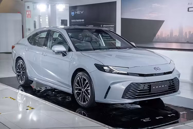 Được thiết kế theo phong cách Energetic Beauty, mẫu sedan hạng trung này sở hữu lưới tản nhiệt kiểu cá mập đầu búa (Hammerhead), đèn pha LED projector, dải đèn LED định vị ban ngày và đèn hậu LED toàn phần đều hình chữ "C".