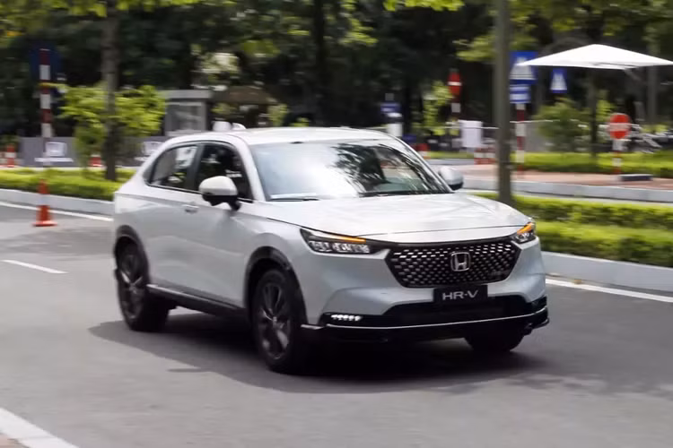 Không chỉ cặp đôi CR-V và City, Honda Việt Nam còn chạy cả chương trình khuyến mãi dành cho mẫu xe HR-V trong tháng 3/2024 này. Cụ thể, tương tự những ngày cuối của tháng 2/2024, trong tháng này, Honda HR-V tại Việt Nam cũng được hỗ trợ 50% lệ phí trước bạ.