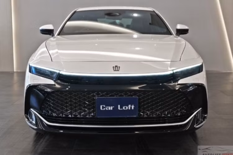 Trong khi thiết kế bên ngoài gây ra sự tranh cãi, nội thất của Toyota Crown Crossover 2023 lại nhận được nhiều lời khen nhờ được trang bị những tính năng hiện đại có lẽ sẽ làm hài lòng cả những người khó tính nhất.