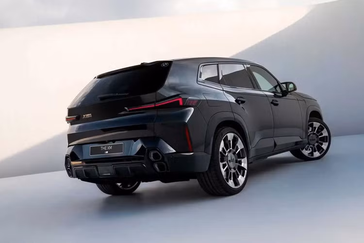 Trang tin Carscoops thậm chí còn từng đánh giá "từ mọi góc độ, XM trông thật kỳ quặc" và "thật khó để tìm được một góc nhìn thực sự đẹp mắt". Chưa dừng lại ở đó, BMW XM còn sở hữu một vài yếu tố gây tranh cãi khác chẳng hạn như trọng lượng quá nặng.