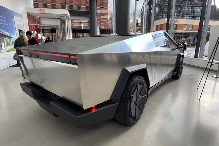 Thiết kế quá đặc biệt cũng là nguyên nhân khiến mẫu xe bán tải điện Tesla Cybertruck chống đạn liên tục trễ hẹn trình làng, do có nhiều vấn đề khi sản xuất hàng loạt.