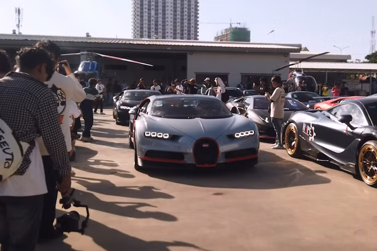 Ngoài ra, rất có thể là chiếc Bugatti Chiron Super Sport cũng sẽ sớm được đại gia Trung Quốc cho đăng ký góp mặt vào hành trình siêu xe lớn nhất thế giới. Chiếc siêu xe Bugatti Chiron chắc suất tham dự Gumball 3000 của Campuchia có 2 màu sơn rất đẹp đó là bạc Liquid Silver ở nửa thân trước và nửa thân sau được hoàn thành với màu sơn xanh đậm Atlantic Blue.