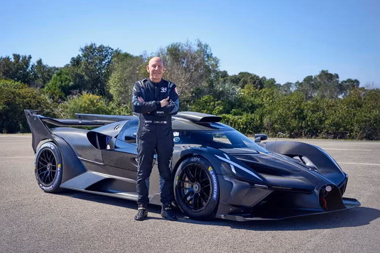 Theo Bugatti, nếu những người chủ sở hữu nào của Bolide đủ “can đảm” để cầm lái chiếc Hypercar này trên đường đua, họ hoàn toàn có thể cảm nhận được cảm giác lái một chiếc xe Công thức 1.
